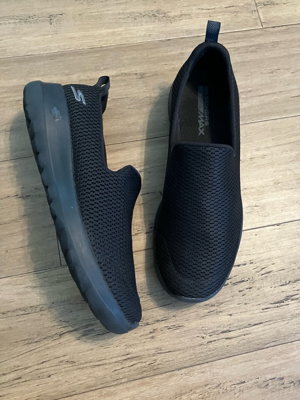 Skechers Gogamax ventilated black womens loafers. Size 8.5